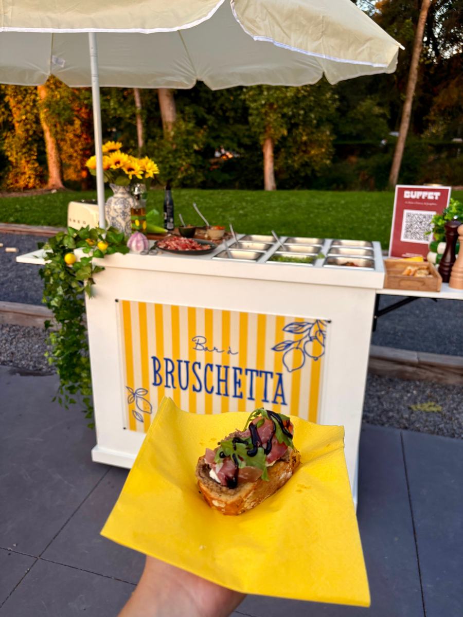 Bruschetta garnie tenue devant l'aubette