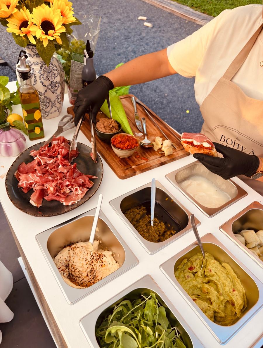 Bacs de garnitures : jambon cru, pestos, roquette, tartinades