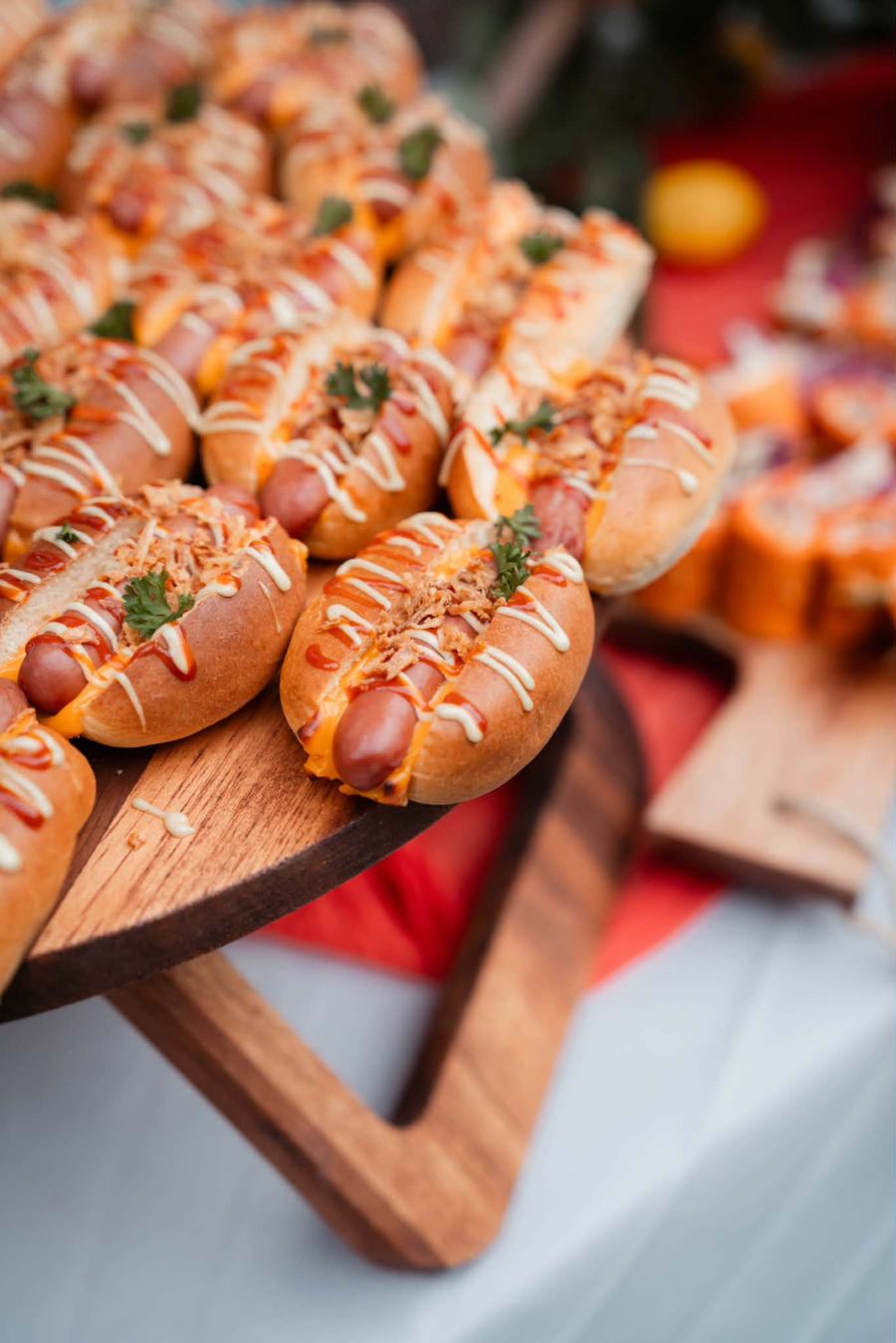 Mini hot-dogs sur planche