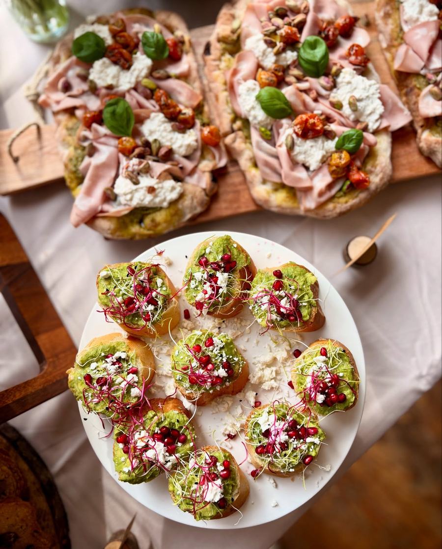 Pinsas et avocado toasts à la grenade