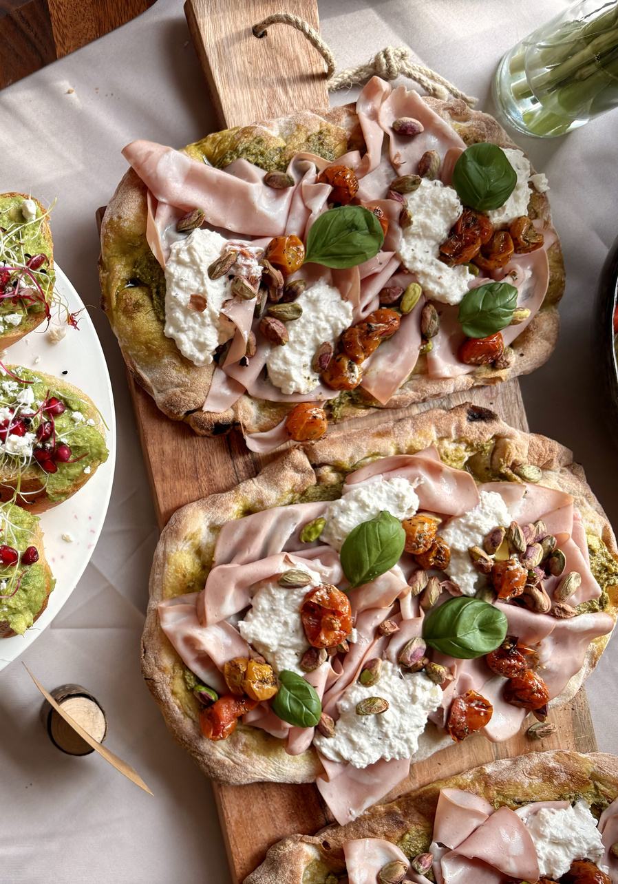 Pinsas mortadelle et burrata