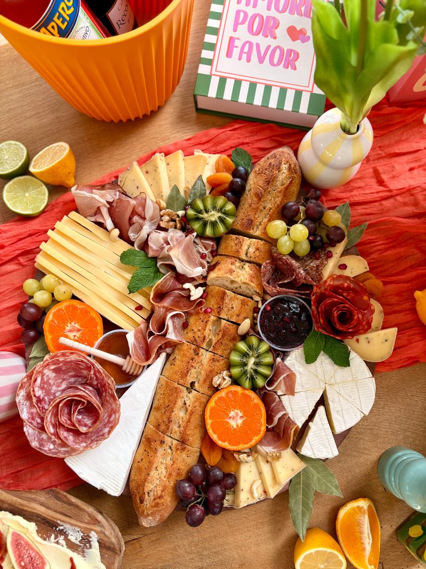 Planche de charcuteries, fromages et fruits