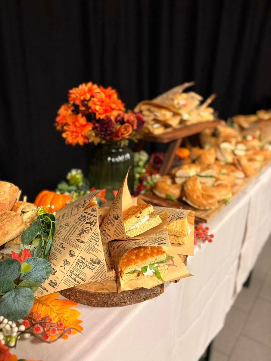 Buffet d'automne : sandwiches en papier journal et fleurs orange
