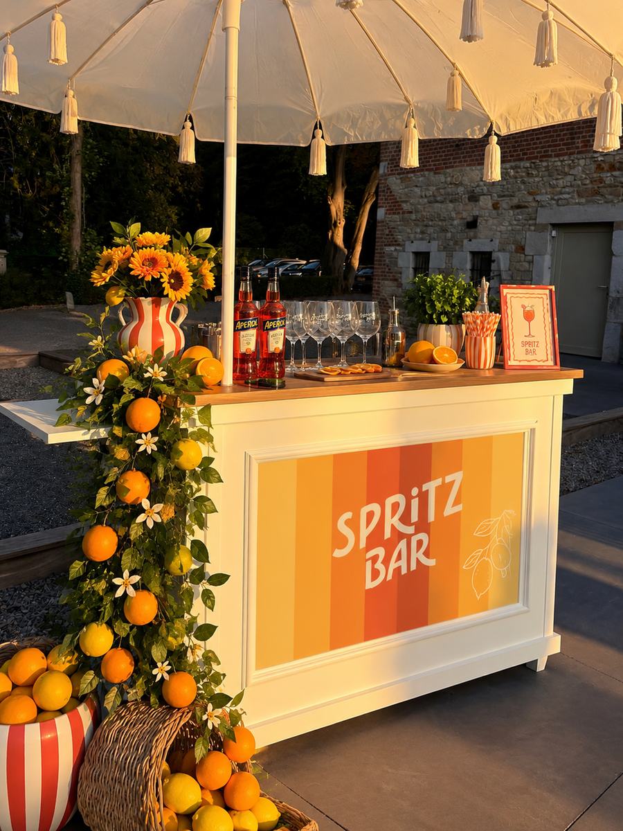 L'aubette habillée en Spritz bar orange, décorée d'oranges