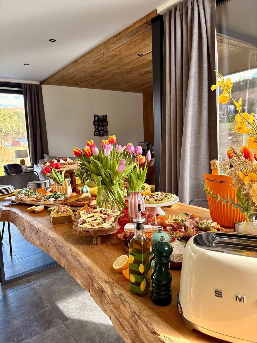 Grand buffet dressé sur une table en bois avec tulipes