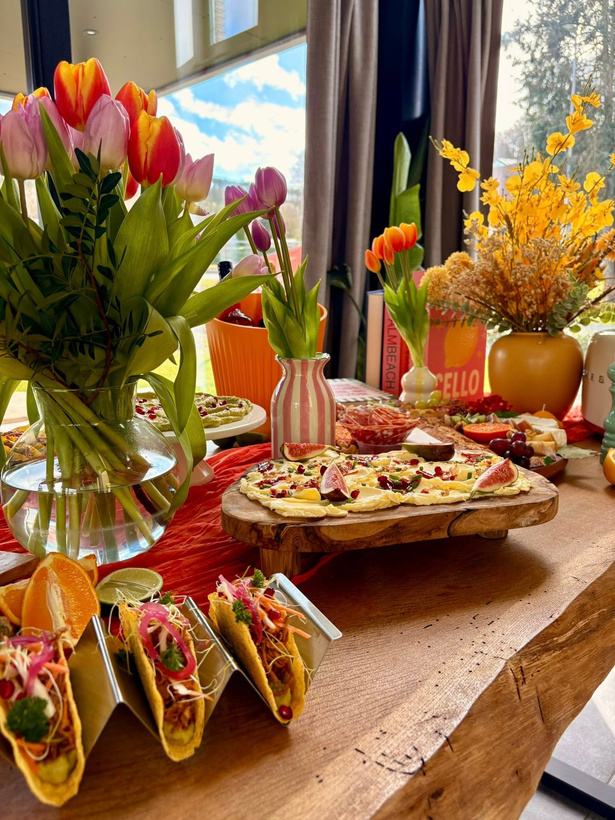 Table de buffet avec tulipes, tacos et planche garnie